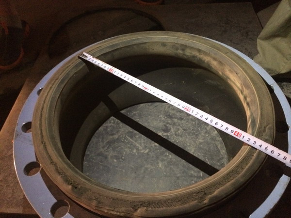上海淞江橡膠接頭采用大口徑法蘭試壓會出現(xiàn)漏水現(xiàn)象！