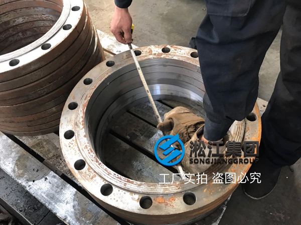 【生產(chǎn)現(xiàn)場】橡膠接頭開槽法蘭生產(chǎn)現(xiàn)場 【生產(chǎn)現(xiàn)場】橡膠接頭開槽法蘭生產(chǎn)現(xiàn)場