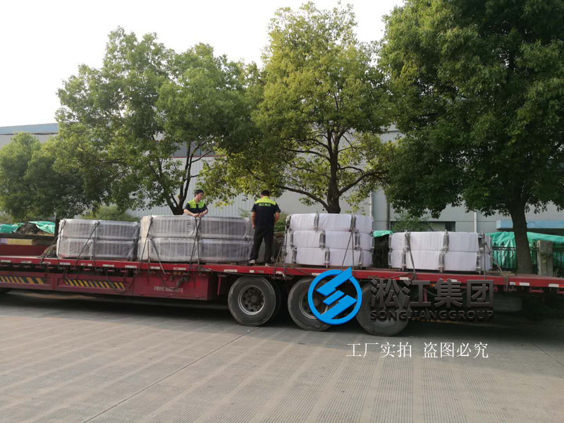 【發(fā)貨現(xiàn)場】大口徑橡膠接頭發(fā)往上海竹園污水處理廠 【發(fā)貨現(xiàn)場】大口徑橡膠接頭發(fā)往上海竹園污水處理廠