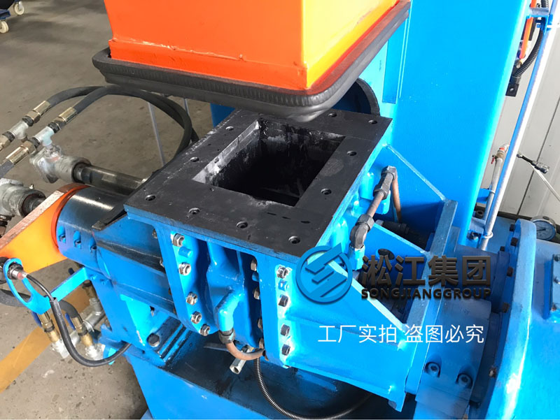 為了把控橡膠接頭膠料穩(wěn)定性實(shí)驗(yàn)室新增一臺(tái)三升密煉機(jī) 為了把控橡膠接頭膠料穩(wěn)定性實(shí)驗(yàn)室新增一臺(tái)三升密煉機(jī)
