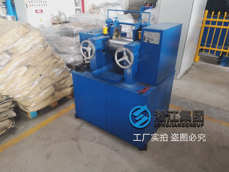 【檢測(cè)中心】橡膠接頭膠料試驗(yàn)采用6寸開(kāi)煉機(jī) 【檢測(cè)中心】橡膠接頭膠料試驗(yàn)采用6寸開(kāi)煉機(jī)
