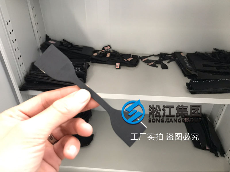 【檢測中心】橡膠接頭膠料試片拉力檢測現(xiàn)場 【檢測中心】橡膠接頭膠料試片拉力檢測現(xiàn)場