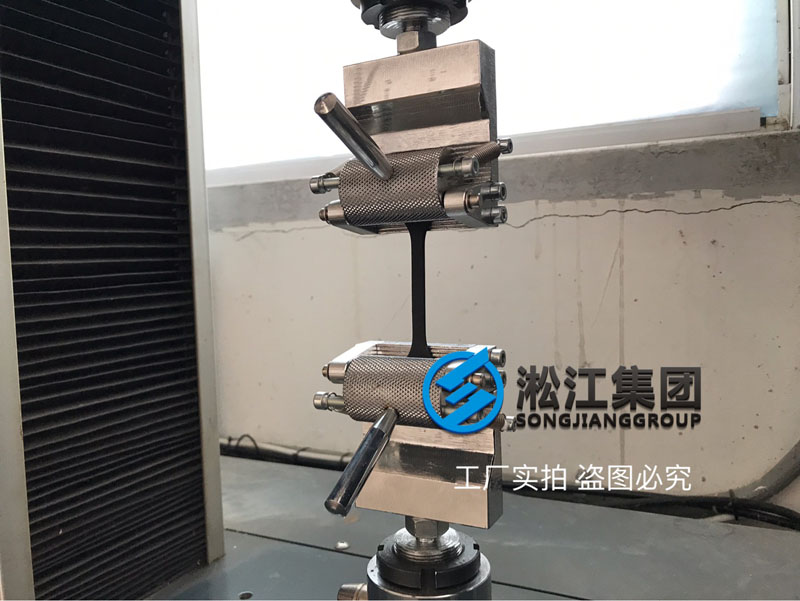 【檢測中心】橡膠接頭膠料試片拉力檢測現(xiàn)場 【檢測中心】橡膠接頭膠料試片拉力檢測現(xiàn)場